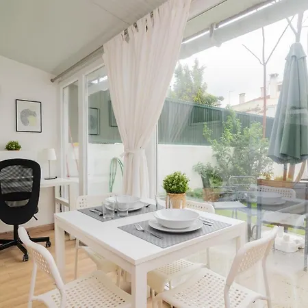 아파트 Lovely & Bright Family Flat W/ Patio 리스본