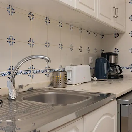 Apartment Lovely & Bright Family Flat W/ Patio Lisbon