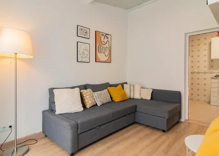 Lovely & Bright Family Flat W/ Patio Apartment