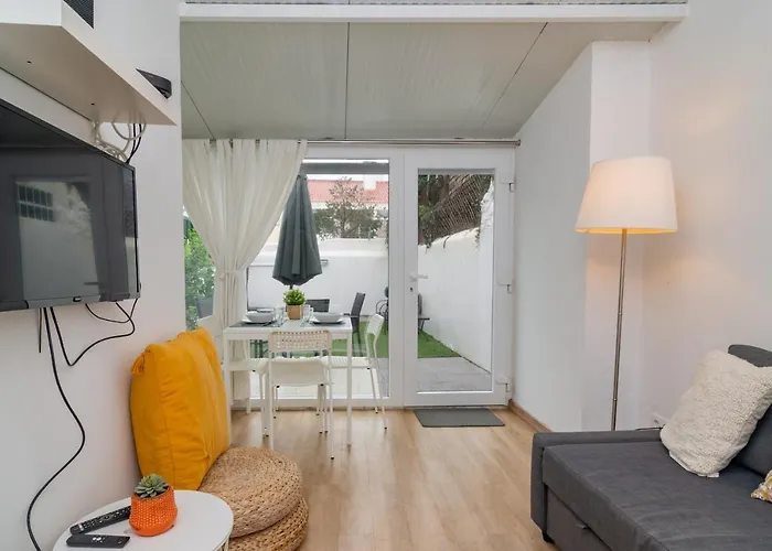 Lovely & Bright Family Flat W/ Patio Apartment