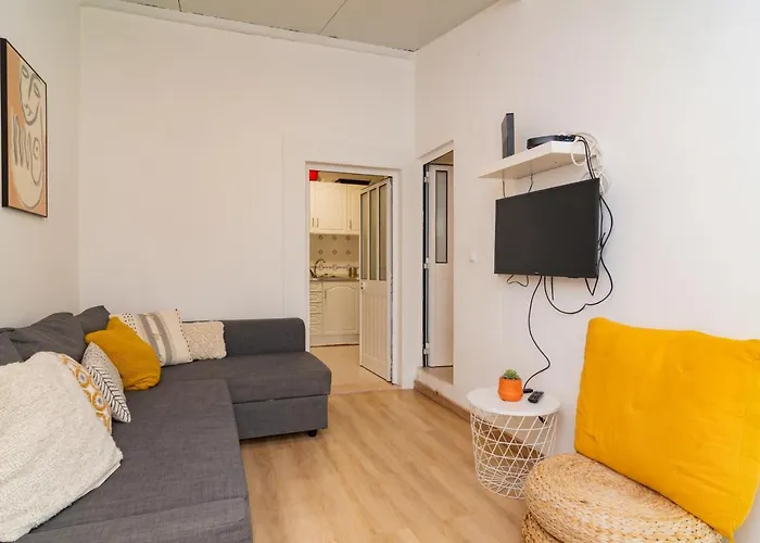 Apartment Lovely & Bright Family Flat W/ Patio