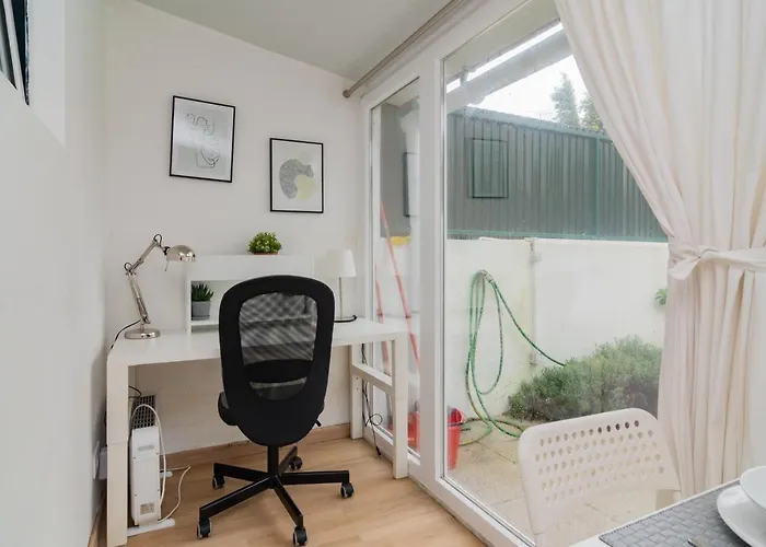 Lovely & Bright Family Flat W/ Patio Apartment