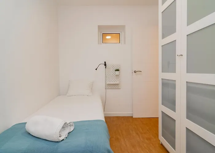 Lovely & Bright Family Flat W/ Patio Apartment
