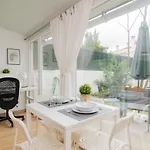 아파트 Lovely & Bright Family Flat W/ Patio 리스본