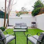 아파트 Lovely & Bright Family Flat W/ Patio 리스본