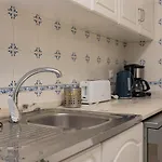 아파트 Lovely & Bright Family Flat W/ Patio 리스본