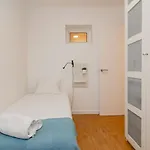 Lovely & Bright Family Flat W/ Patio 아파트
