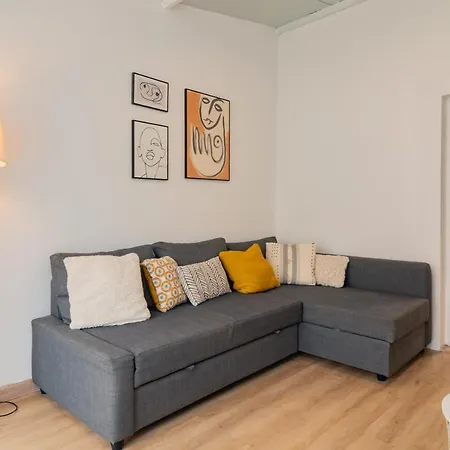 Lovely & Bright Family Flat W/ Patio شقة