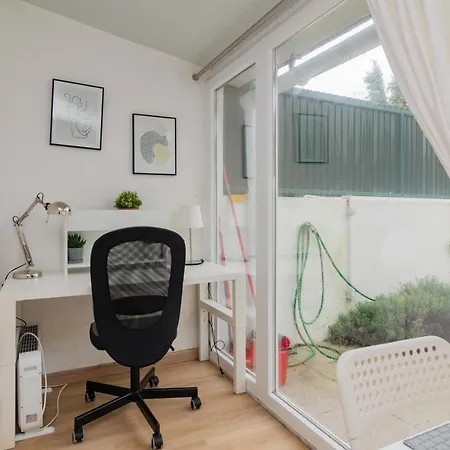 Lovely & Bright Family Flat W/ Patio Apartman