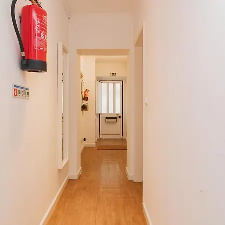 Lovely & Bright Family Flat W/ Patio 아파트 *